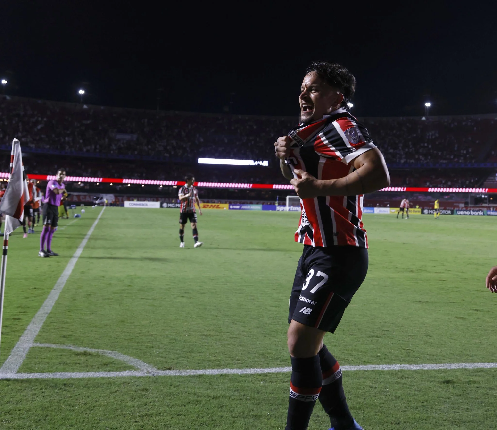 Artur comemora 1º gol com a camisa do São Paulo: “Buscando minha alegria”