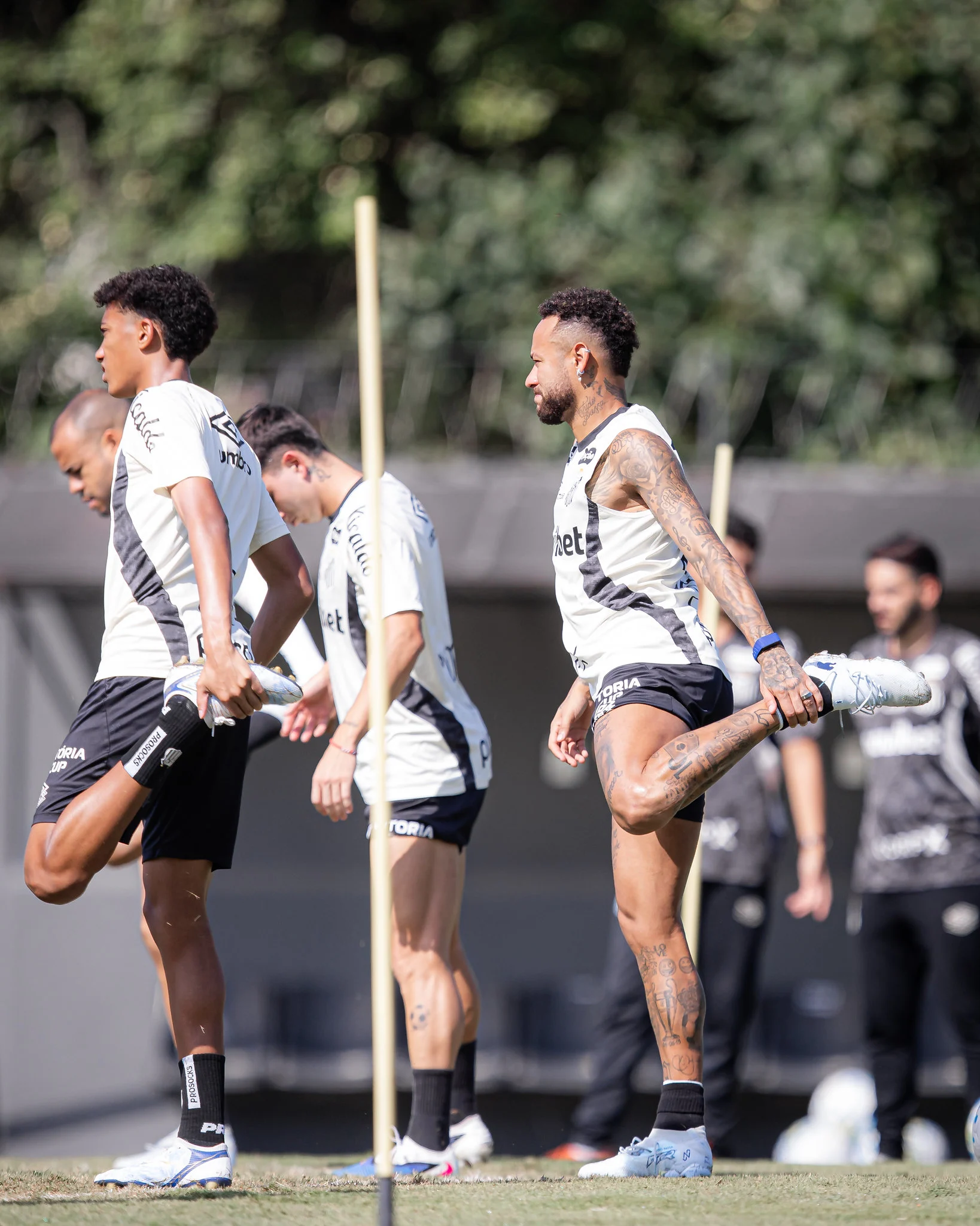 Neymar volta a campo e Santos intensifica preparação para sequência