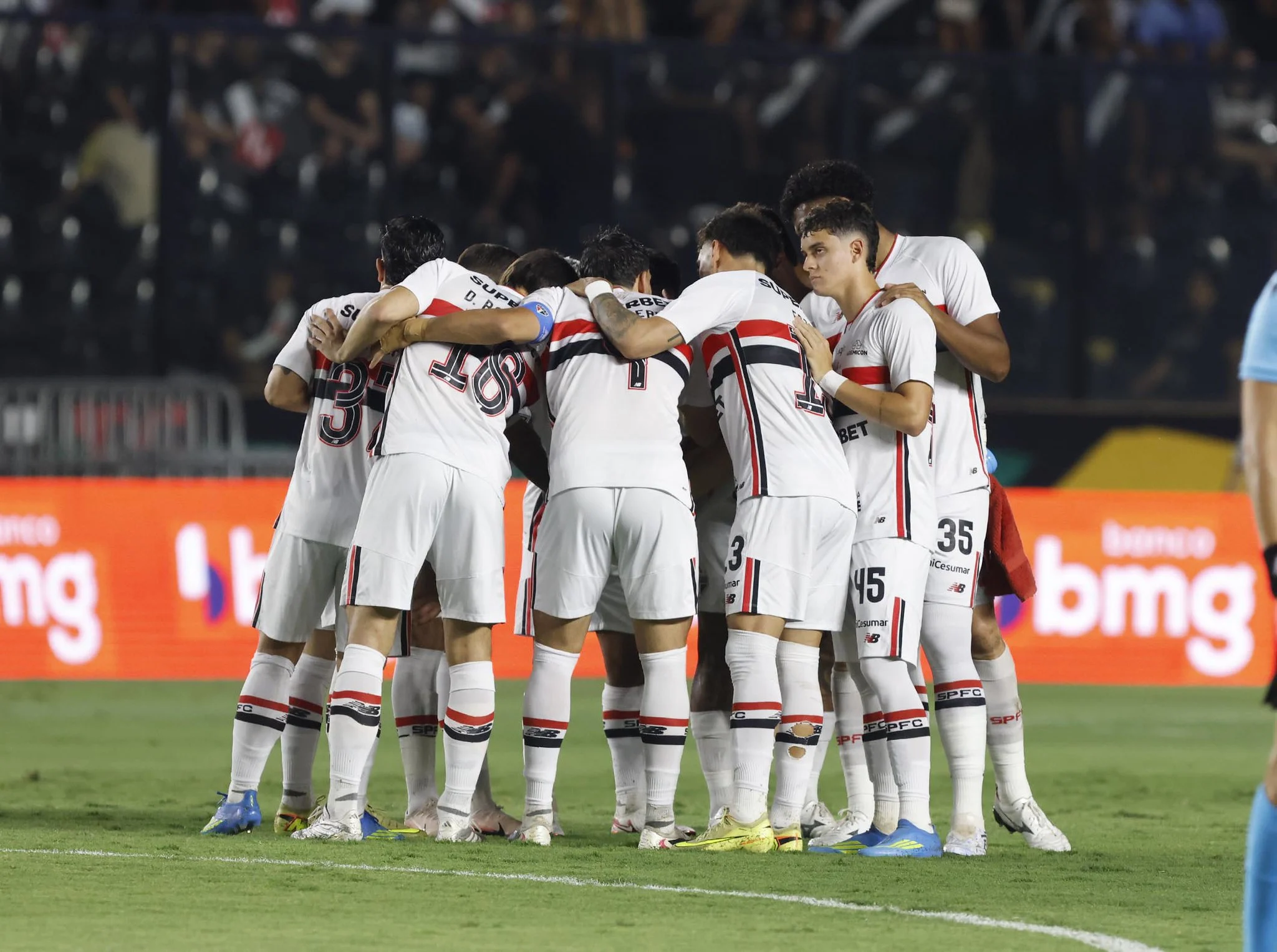 São Paulo sai na frente, mas leva virada no 2º tempo e aumenta pressão