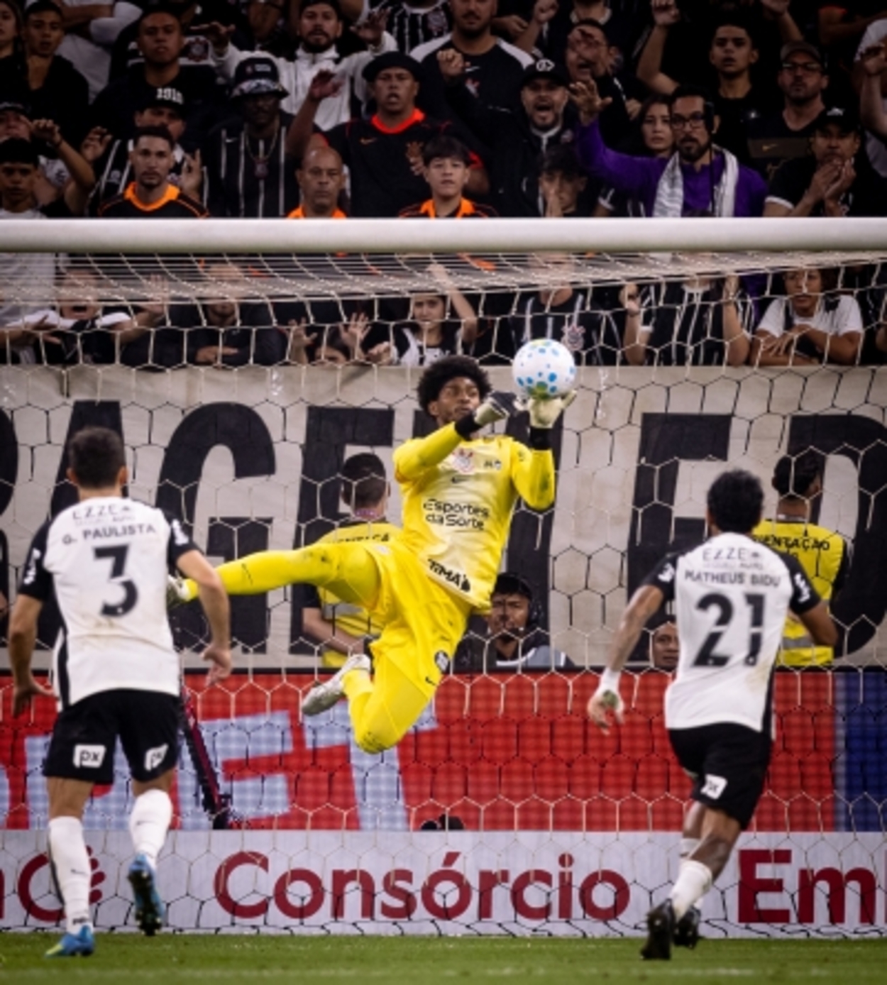 Hugo Souza diz que arbitragem “apitou apenas para o Palmeiras”