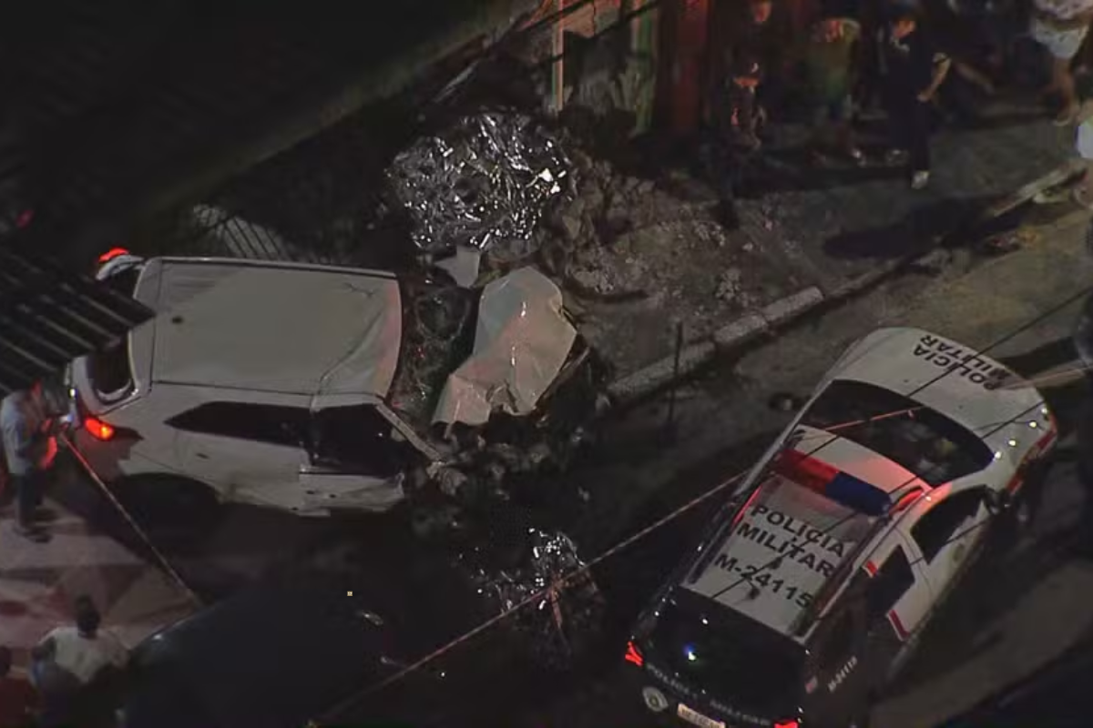 Em Diadema, carro bate no portão de casa e deixa duas crianças mortas