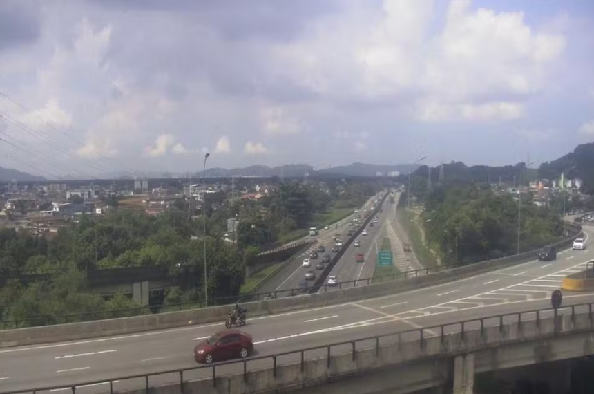 Volta do feriadão trava rodovias em direção a São Paulo