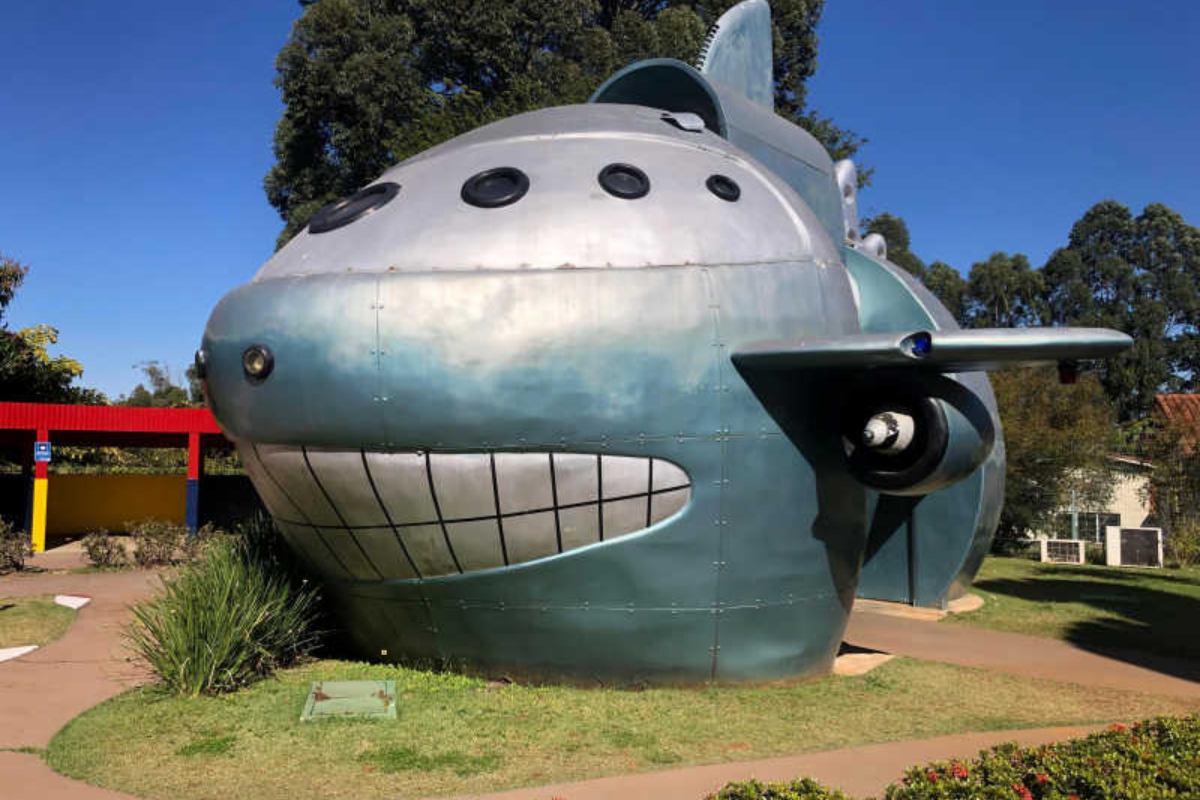 Em Campinas, Ferro-velho de aviões se transforma em museu aéreo