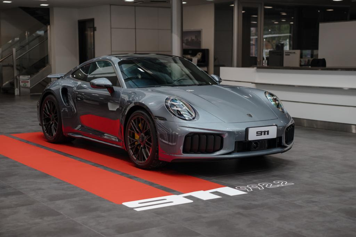 Porsche 911 Turbo S é apresentada pela Stuttgart Porsche em exposição