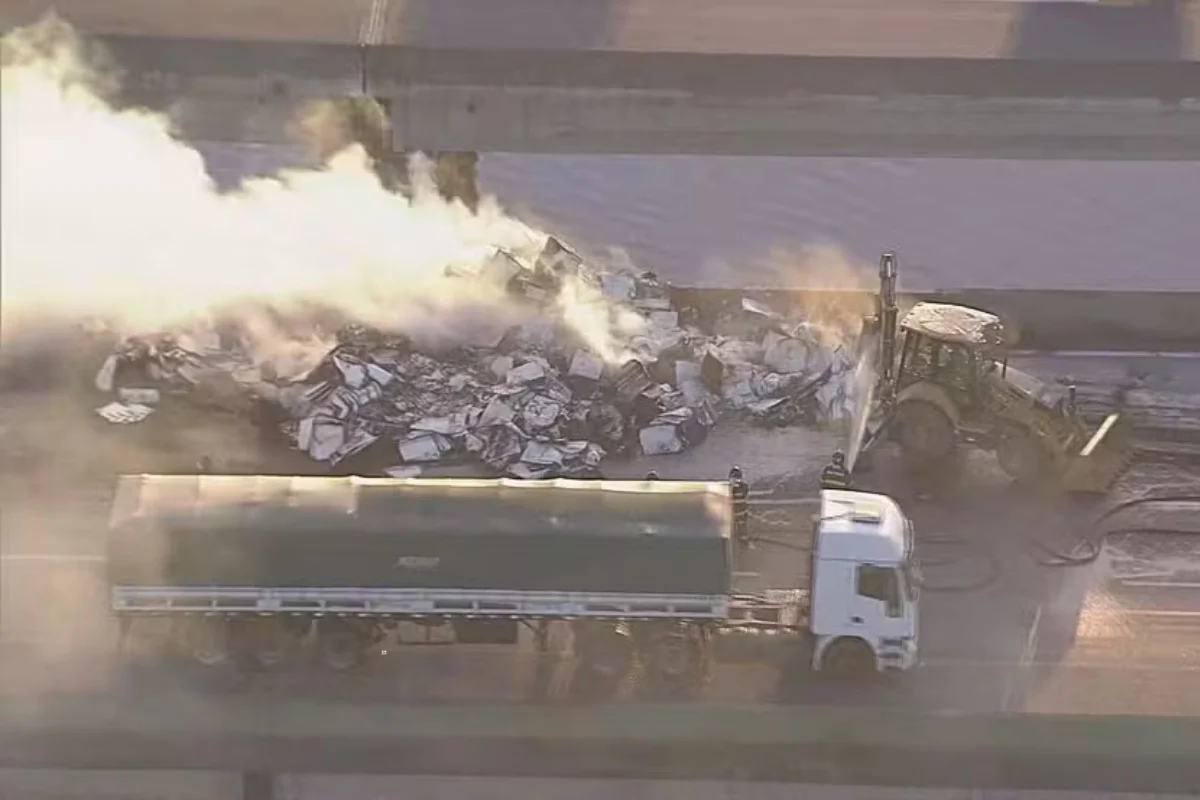 Carreta tomba e pega fogo na Rodovia dos Imigrantes, em São Bernardo