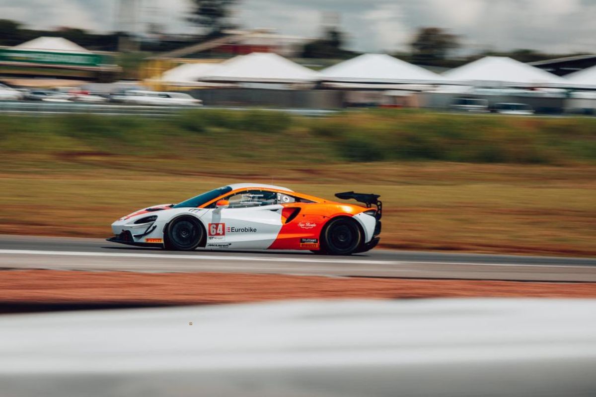 McLaren Artura GT4 vence na abertura do Endurance Brasil