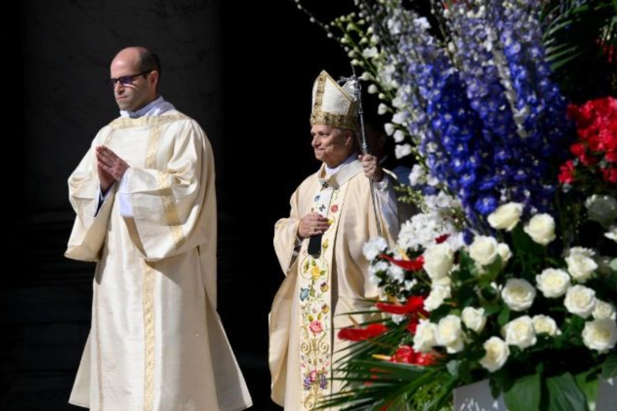 Papa Leão XIV realiza missa da Páscoa e manda recado em português
