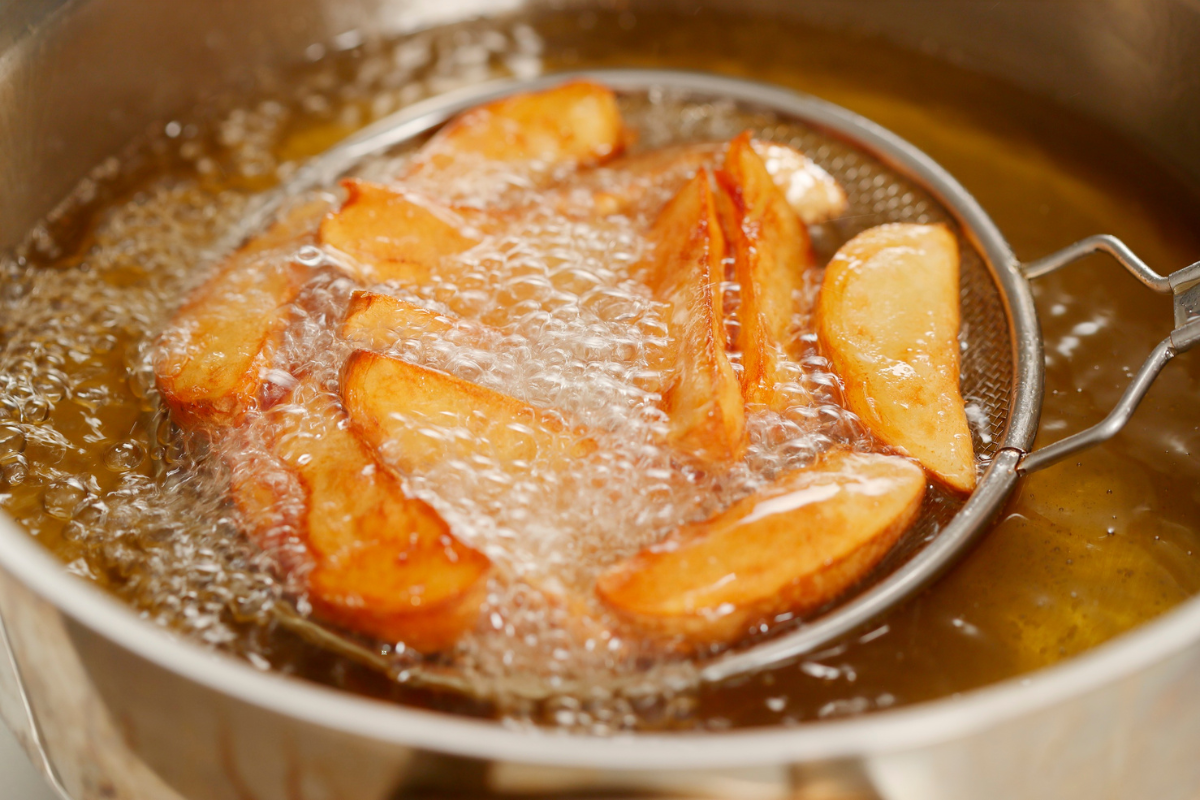 BRK explica como o descarte correto de óleo evita obstruções no esgoto