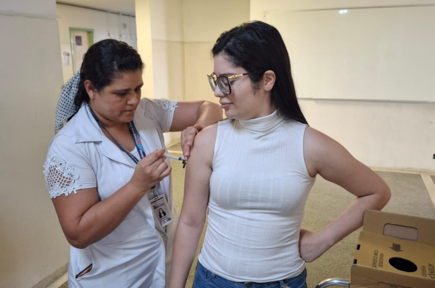 Hospital Nardini vacina equipe contra Influenza em Mauá. Mulheres