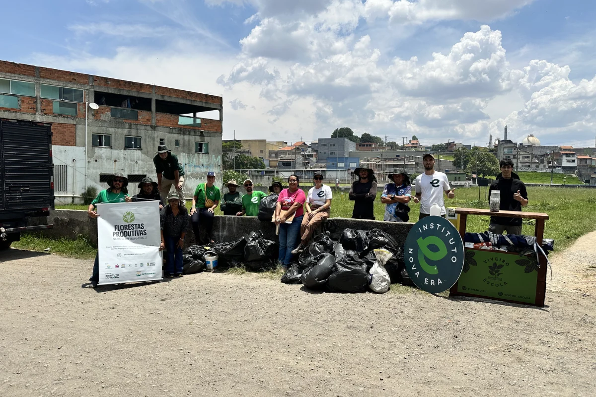 Mutirão de limpeza mobiliza moradores no Córrego Alzira Franco