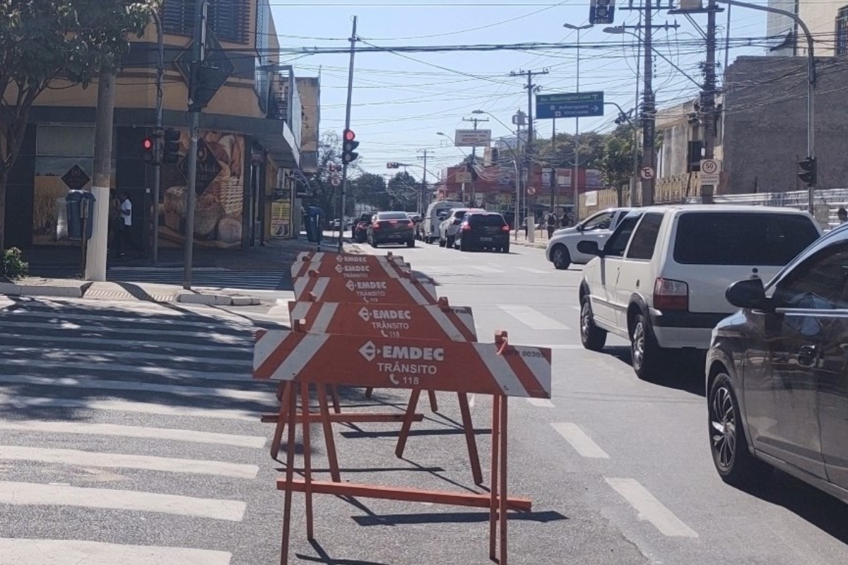 Emdec bloqueia trecho da Major Solon para reparar esgoto