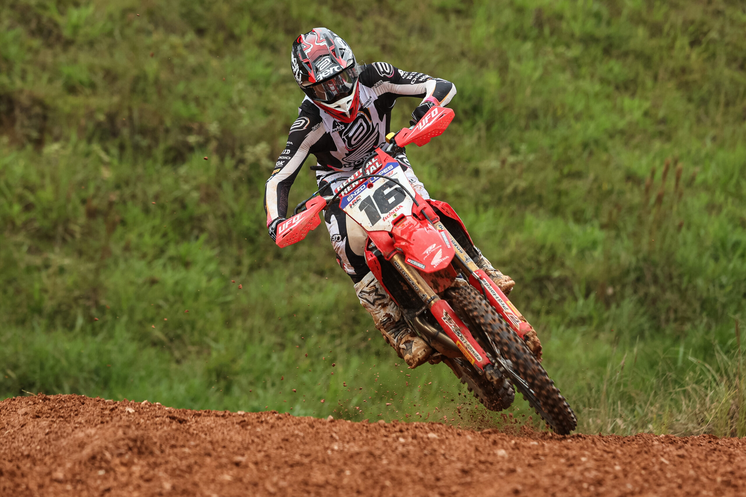 Enzo Lopes estreia com vitória dupla no MX1GP Brasil 2026