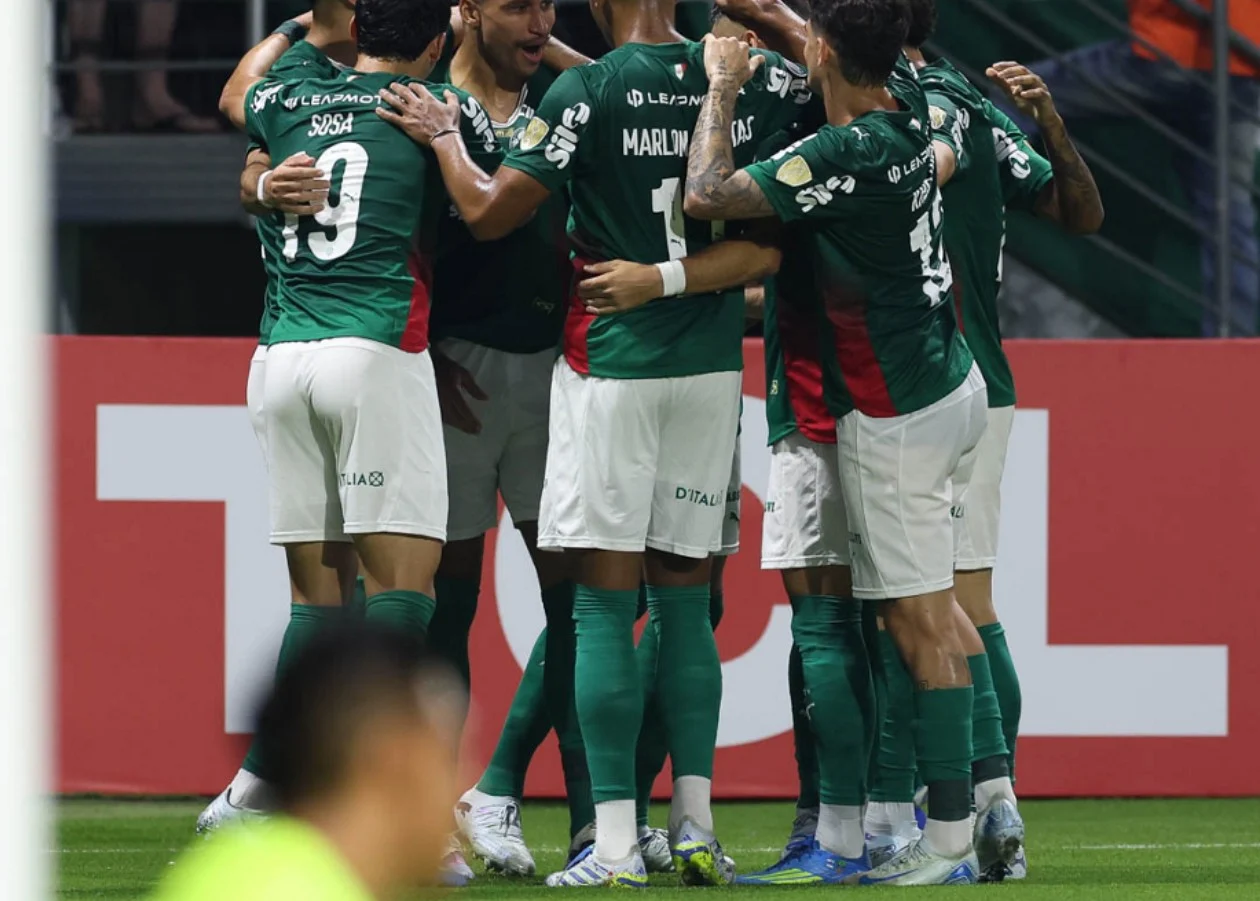 Rival do Palmeiras usa celular durante o jogo; entenda