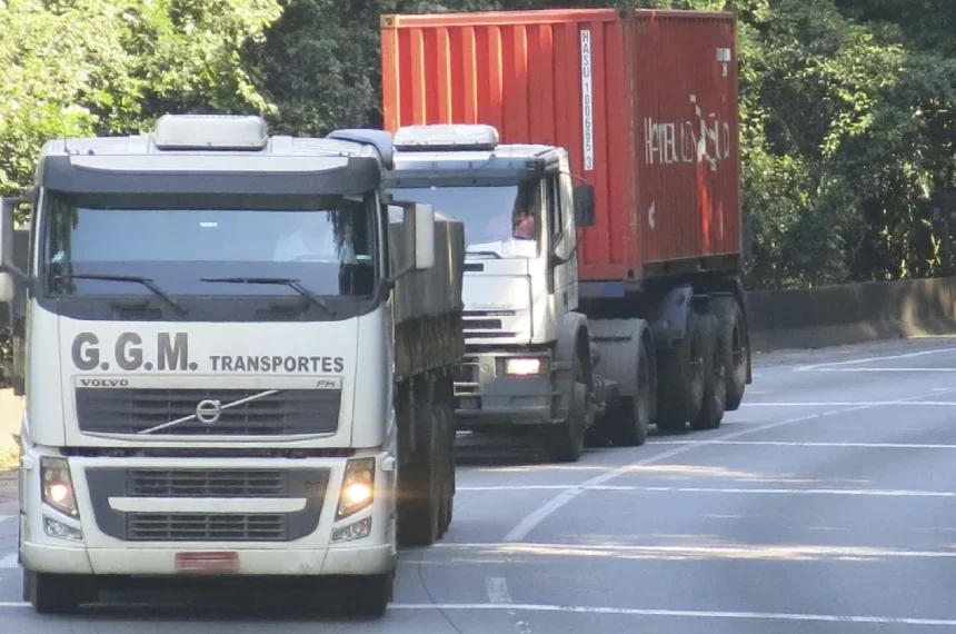 Via Anchieta atualmente é o principal gargalo logístico para o Porto de Santos - (Reprodução/Trucão Caminhões)