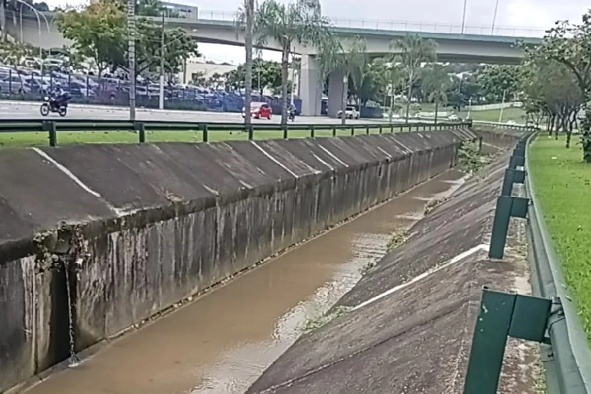 São José realiza limpeza de córregos para evitar alagamentos