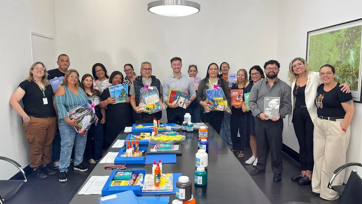 Rio Grande da Serra entrega kits de material escolar na rede municipal