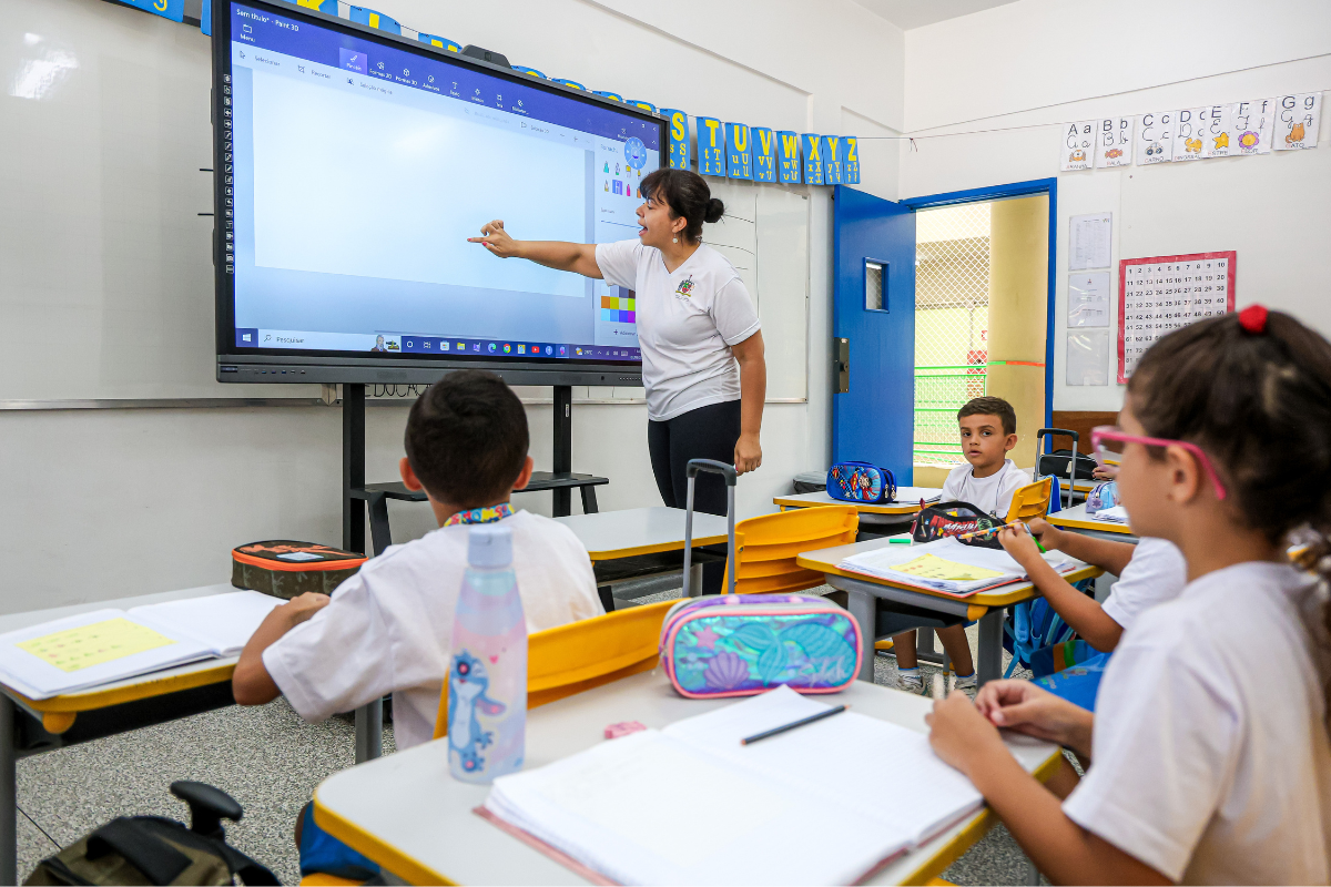 SBC cria abono para atingir piso nacional de professores