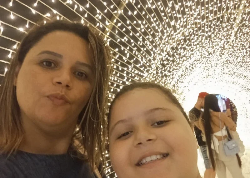 Fabiana Silva Dias é mãe da Ryanna Dias Ferreira, juntas no Atrium Shopping, em dezembro de 2025 - Arquivo Pessoal/Divulgação