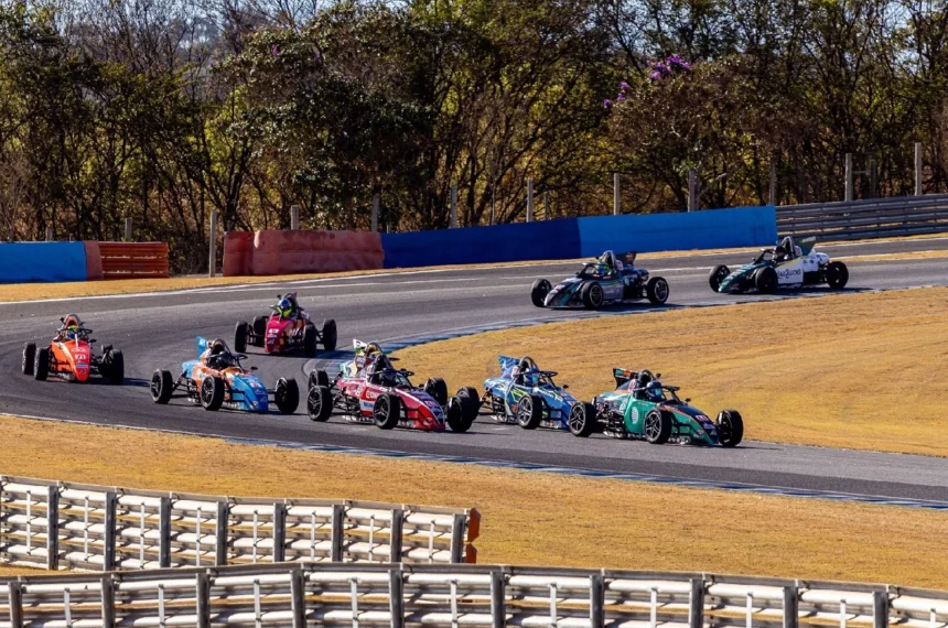 Levi Simões venceu a categoria na geral e na Master da 2ª etapa do Paulista de Fórmula Vee - (foto: CleevStudio/Práxis Mídia