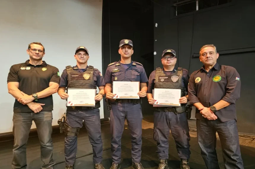Prefeito Guto Volpi e o secretário de segurança urbana, mobilidade e defesa civil Arlei Capoccio estiveram presente na certificação da equipe da GCM de Ribeirão Pires - (foto: Gabriel Moraes/PMETRP)