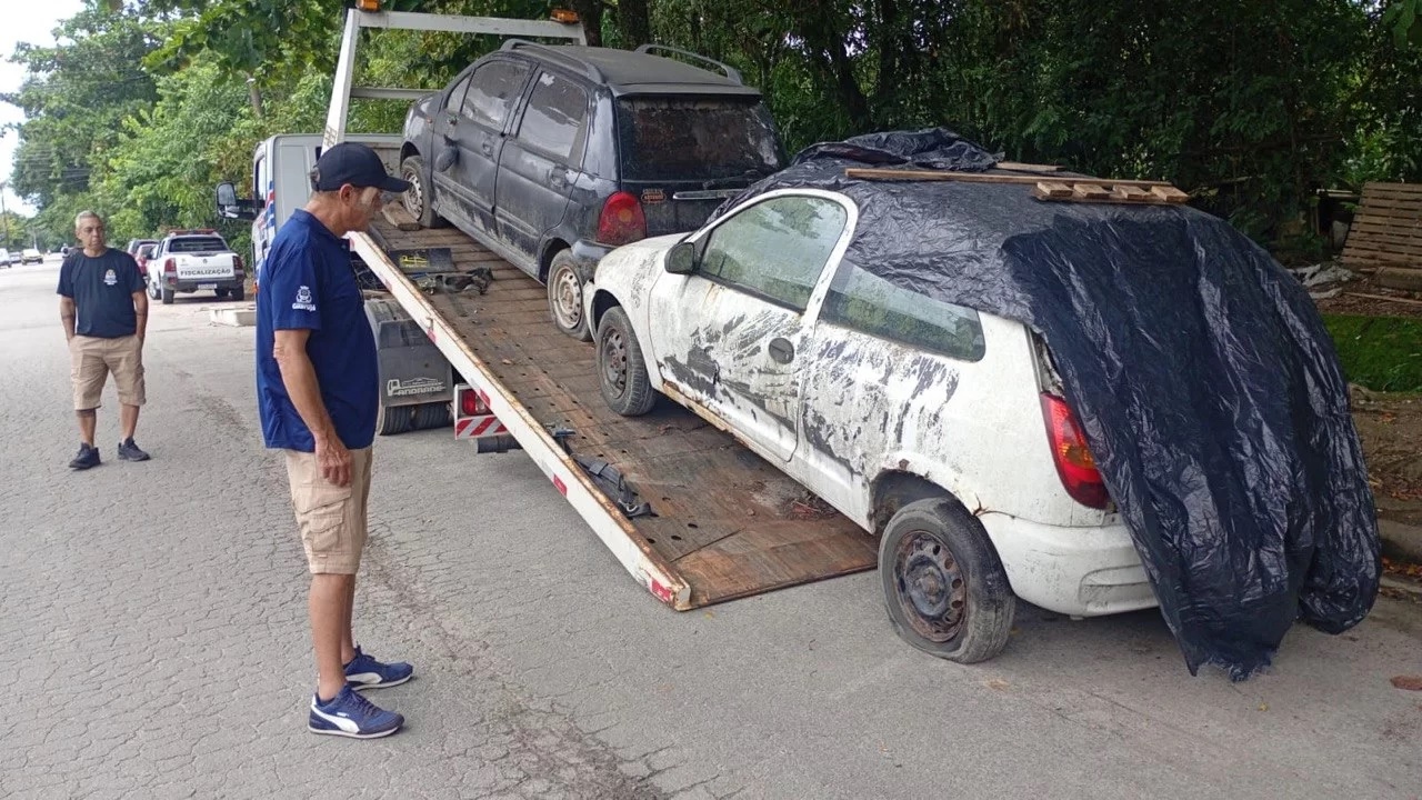 Operação em Guarujá remove treze veículos abandonados das ruas