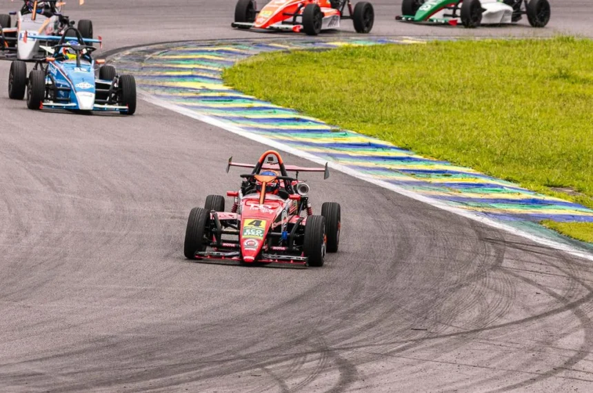 Além de Otávio Almeida que fez história, Marcel Fachini venceu a Corrida 1 da Fórmula 1600 - (Divulgação / Humberto da Silva