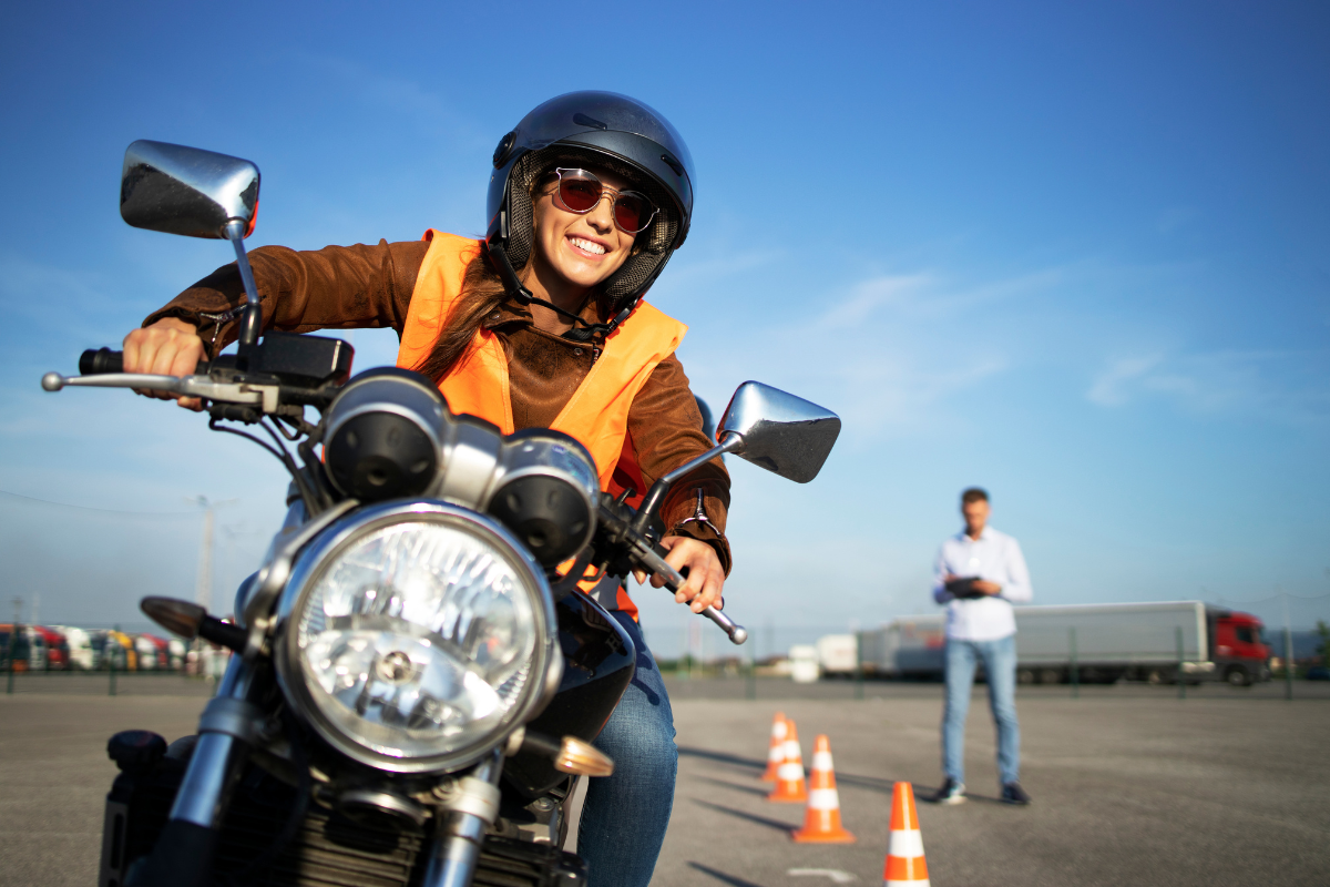 Curso obrigatório para motofrete e mototaxistas: avanço ou barreira?