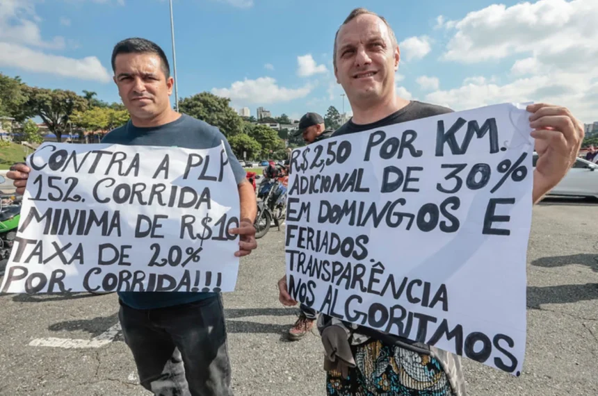 Motoristas de app e motoboys de delivery fazem manifestação contra o PL 152