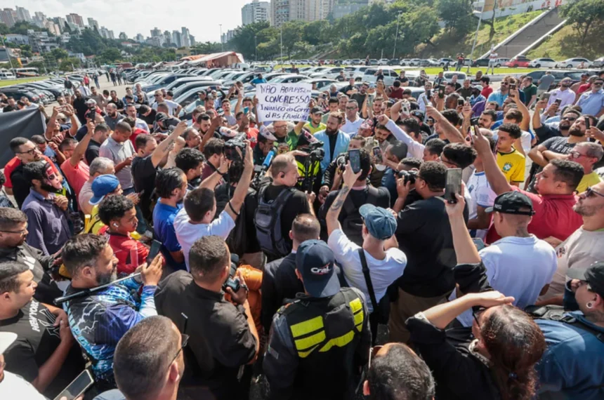 Motoristas de app e motoboys de delivery fazem manifestação contra o PL 152