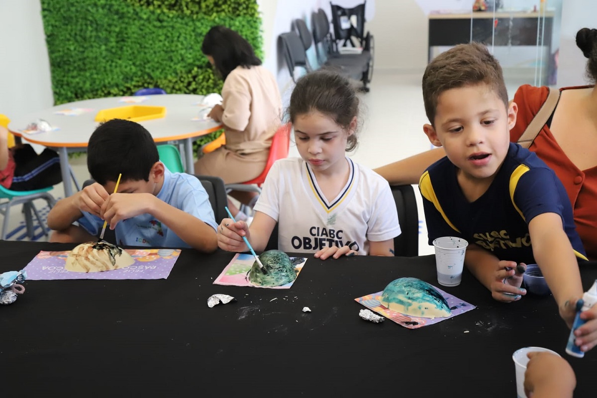 Oficina de Páscoa em Mauá promove inclusão no Dia Mundial do Autismo