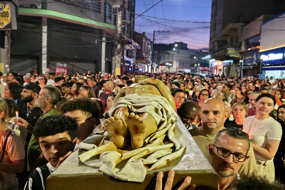 Fiéis celebram a Sexta-Feira Santa em Ribeirão Pires