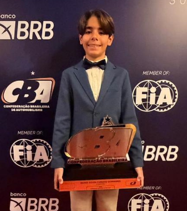 Rafael Guimarães recebe troféu de destaque nacional no kartismo