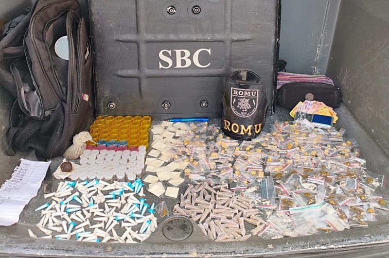 Romu prende homem em flagrante por tráfico de drogas no Baeta Neves