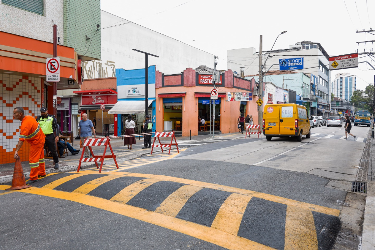 Rua Santa Catarina reabre para veículos leves em São Caetano