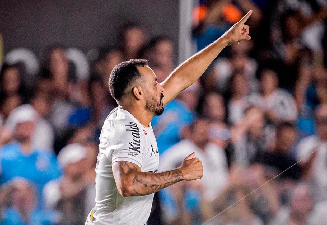 Santos vence com gol de Moisés no 2º tempo e respira