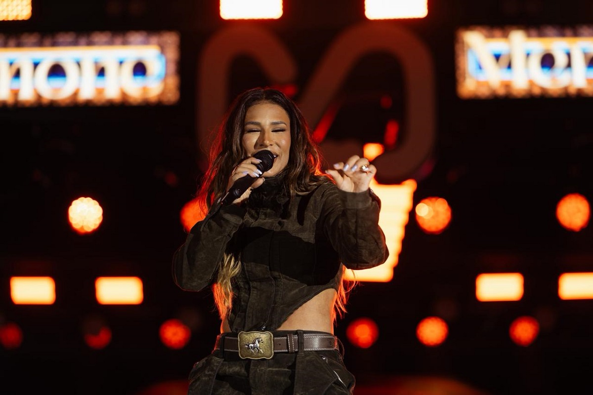 Show de Simone Mendes e desfile marcam o aniversário de Cubatão