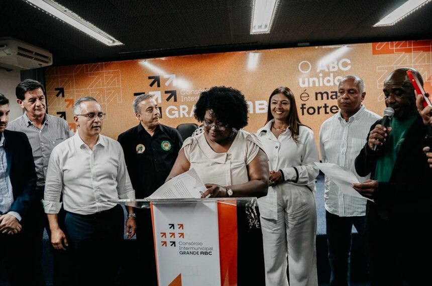 Vice-prefeita de Rio Grande da Serra, Vilma Marcelino na assinatura do Pacto Regional Antirracismo, em cerimônia no Consórcio Intermunicipal Grande ABC - (foto: Divulgação/PMRGDS)
