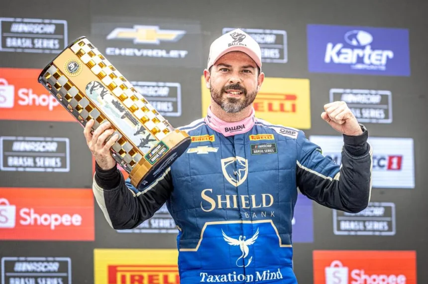 Witold Ramasauskas em ação na NASCAR Brasil em Santa Cruz do Sul (RS) - (foto: Divulgação / Rodrigo Guimarães)