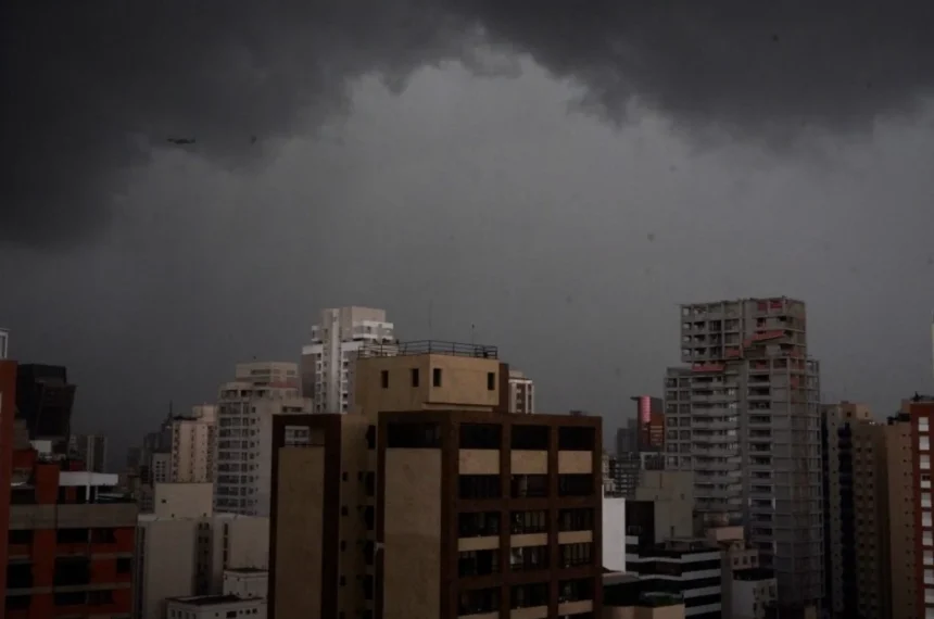 Defesa Civil alerta para chuvas fortes SP e ondas de 3 metros no litoral dia dos namorados