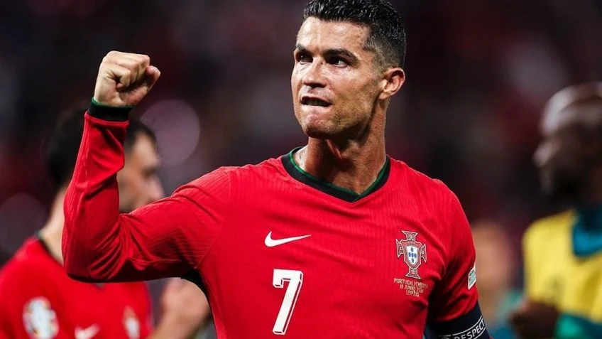 O craque português Cristiano Ronaldo com ganhos de US$ 300 milhões (aproximadamente R$ 1,5 bilhão) é o atleta mais bem pago do mundo pela quarta vez consecutiva - (reprodução/Instagram @cristiano - 18.jun.2024)
