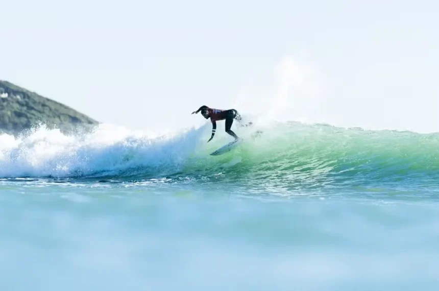 Filipe Toledo supera Gabriel Medina no Manu Bay