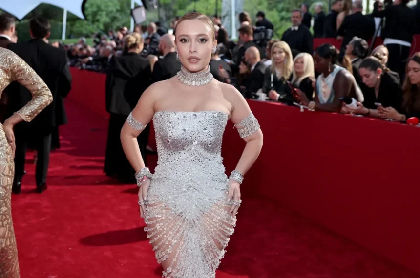 No Festival de Veneza, Maria Braz optou por um full look Zimmermann com transparência e renda 
verde musgo - (Divulgação)