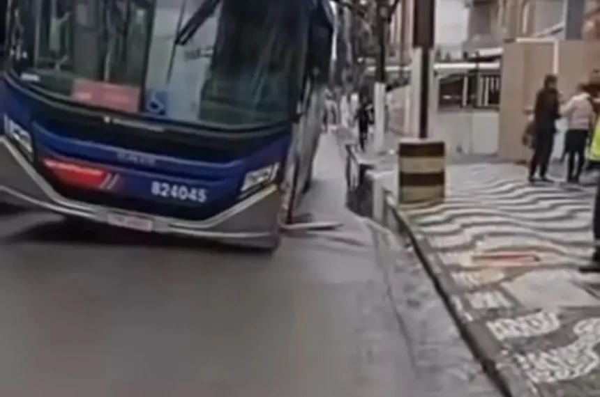 Ônibus fica preso em buraco em São Vicente após asfalto ceder - (Reprodução)