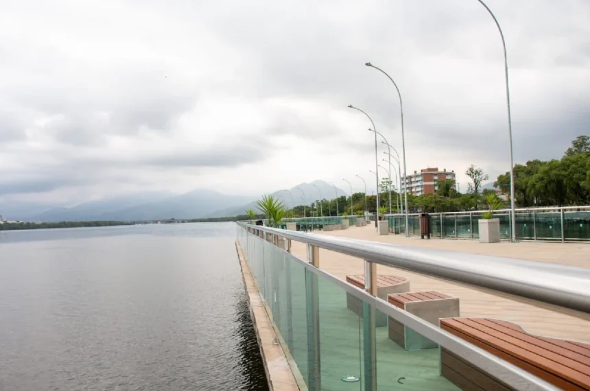 Em Cubatão, o Novo Pier do Casqueiro conquista o público pela possibilidade de ver o entardecer na Serra do Mar (Divulgação/Prefeitura de Cubatão)
