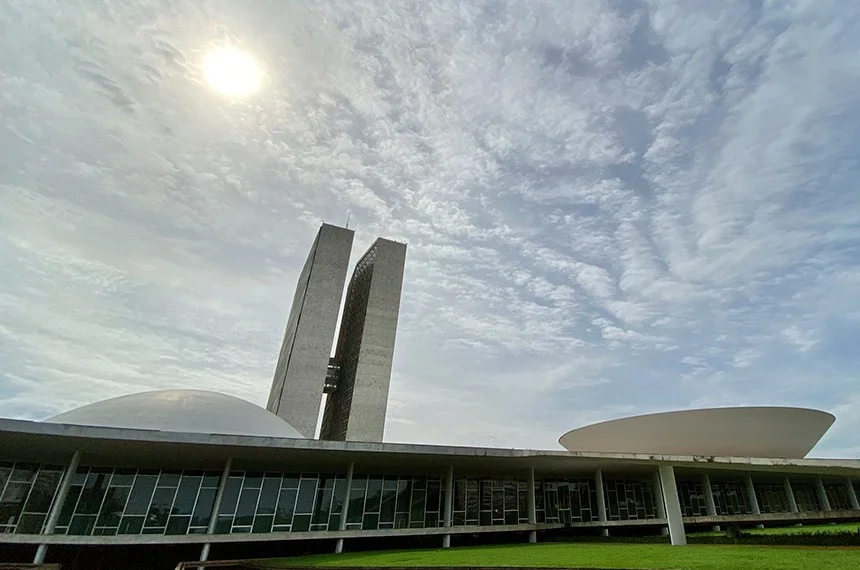 Após Câmara, PEC que põe fim à escala 6x1 chega ao Senado