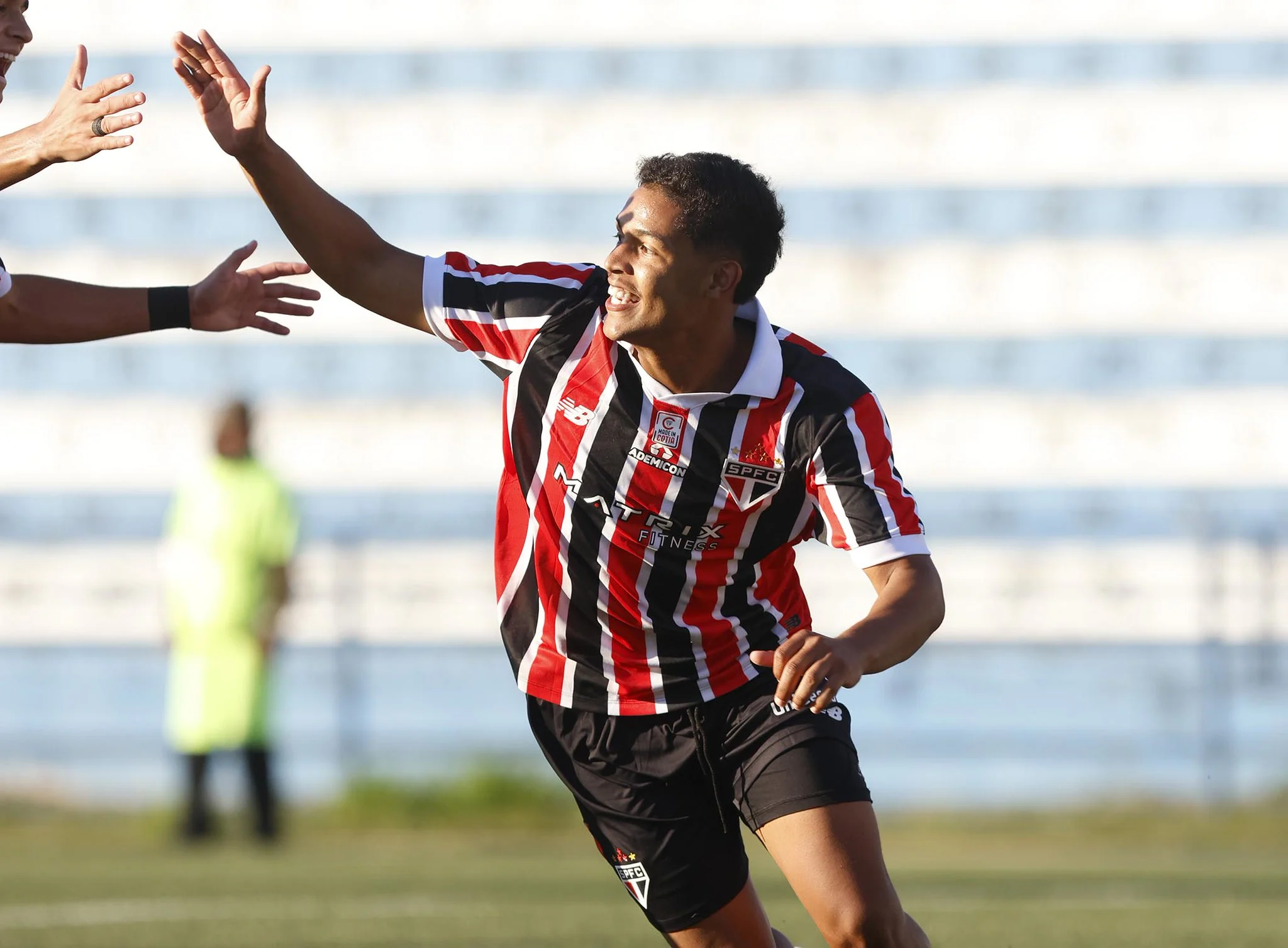 São Paulo reintegra Ryan Francisco ao time principal