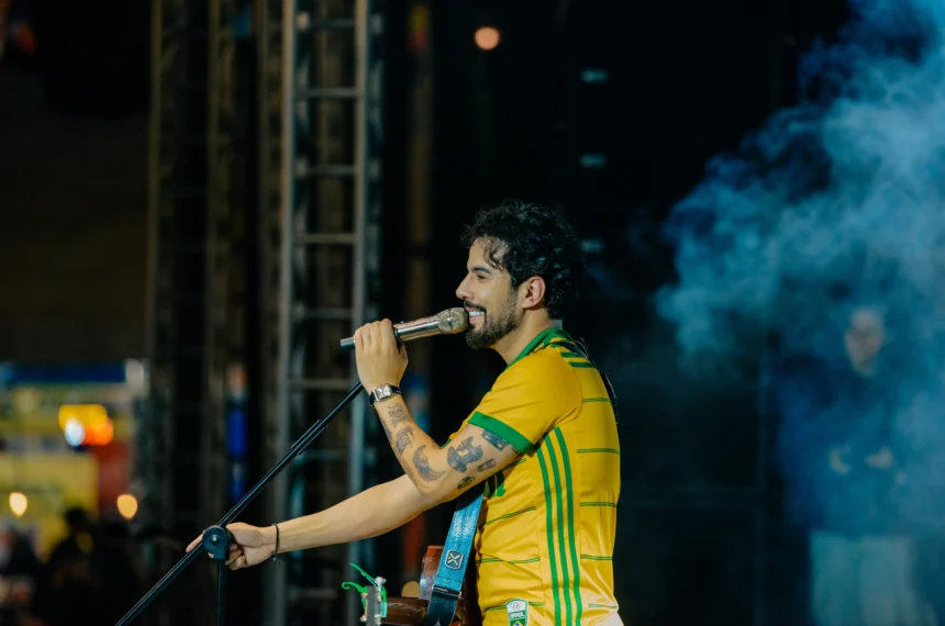 Arraiá do Paço arrecada 3,6 toneladas e emociona público com show de Raffa Torres
