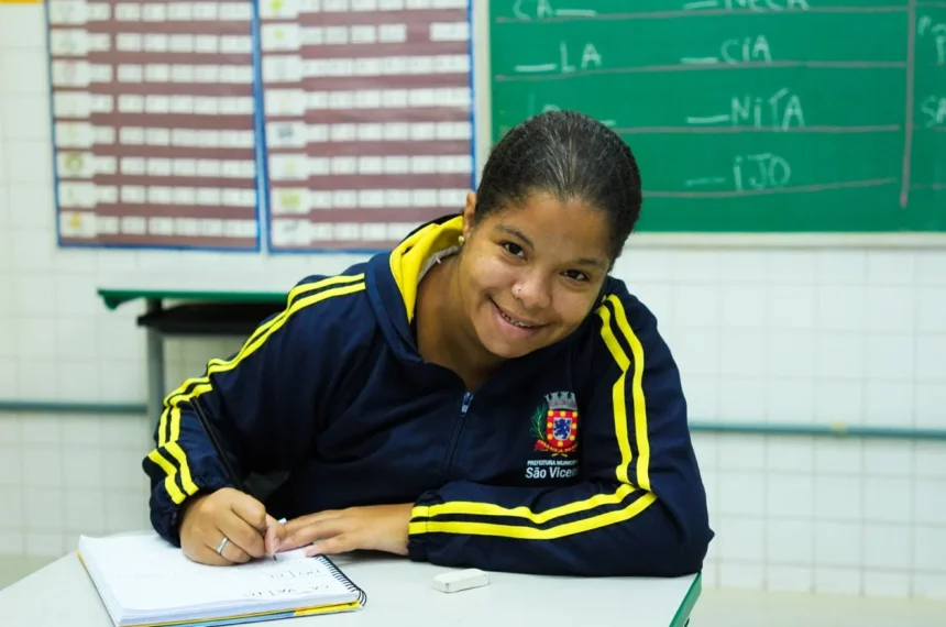 São Vicente celebra conquista da Medalha Paulo Freire por trabalho desenvolvido no Educação de Jovens e Adultos (EJA) - (Divulgação/Prefeitura de São Vicente)