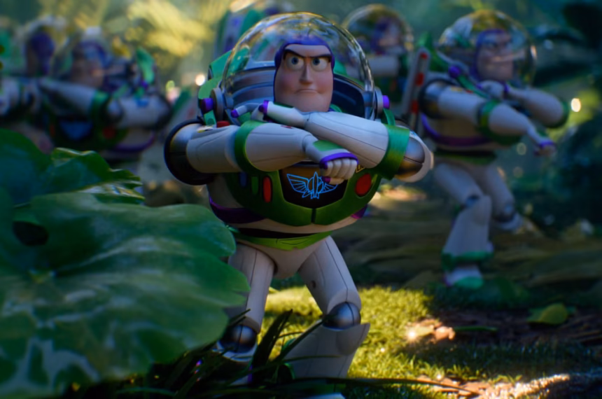 Exército de bonecos Buzz Lightyear inativos de braços cruzados no meio de uma floresta.