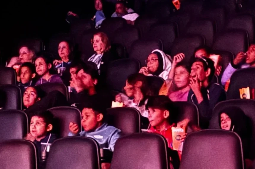Alunos da rede municipal de ensino de Santos participam de sessão cinematográfica especial - (Divulgação/Prefeitura de Santos)